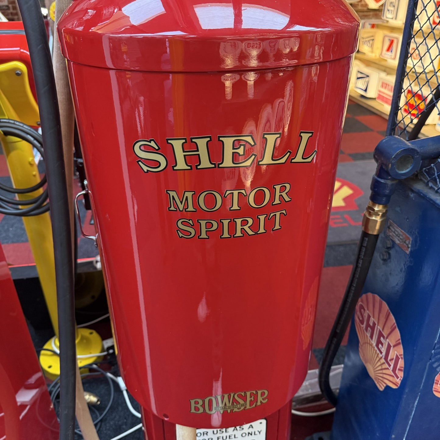 BOWSER PETROL PUMP IN SHELL LIVERY #08617 image 4