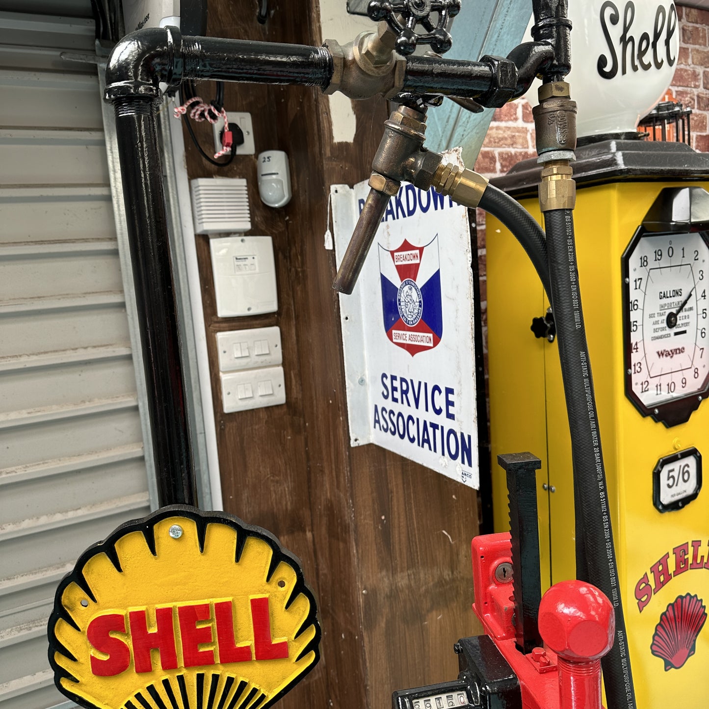 SKELETON PETROL PUMP WITH SHELL LIVERY ADDED #6299 SN 240 image 2