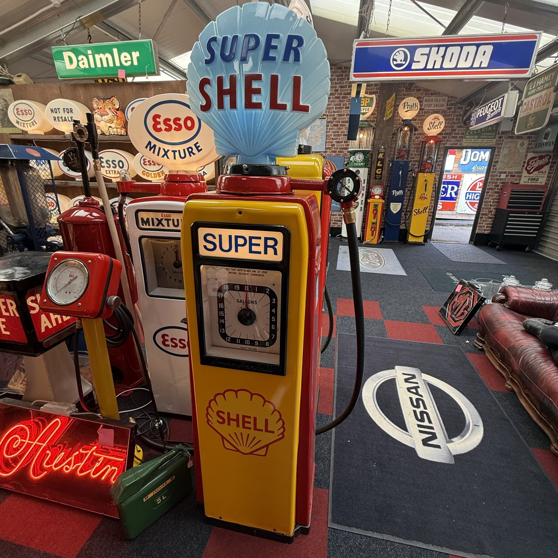 AVERY HARDOLL PETROL PUMP #08620 image 0