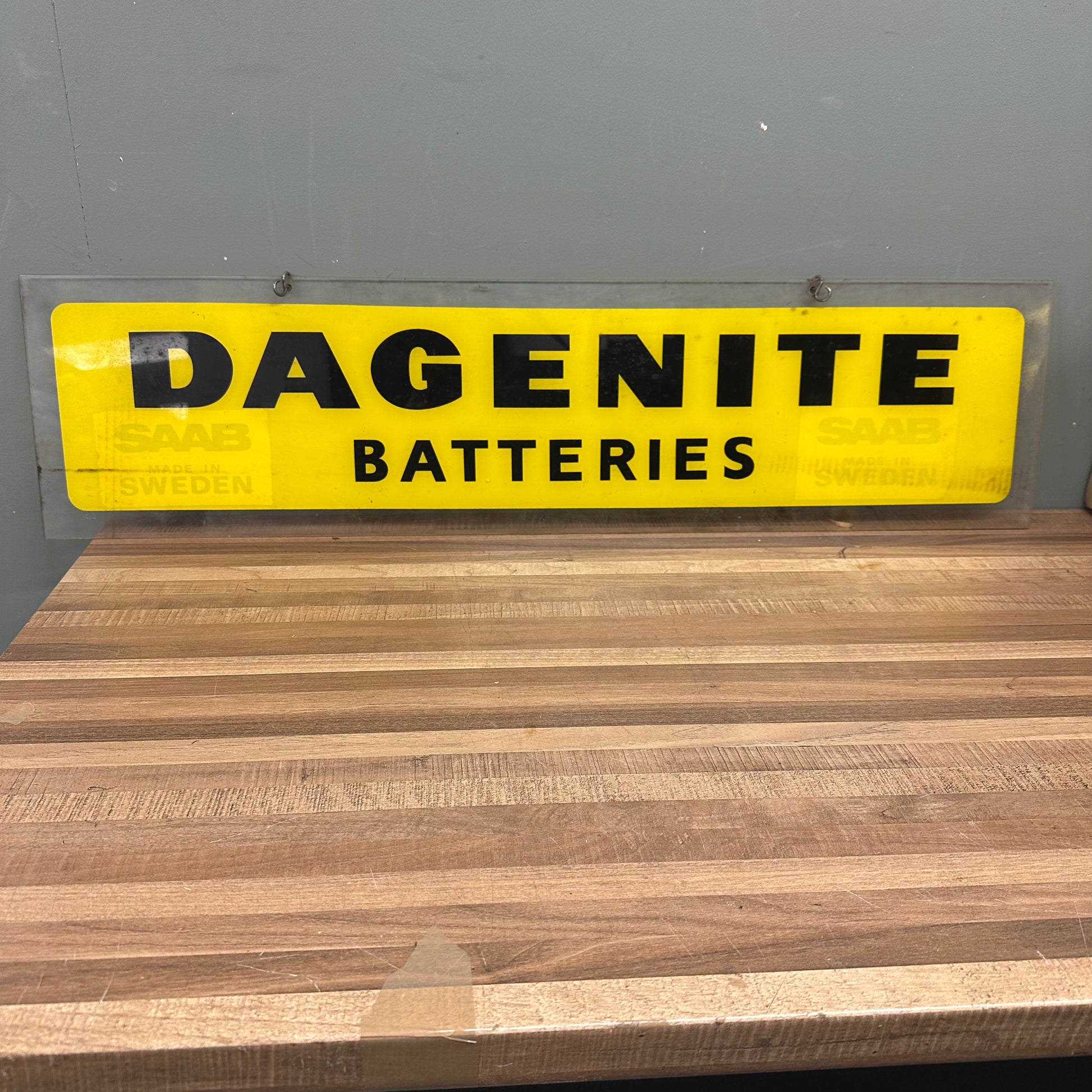 DAGENITE BATTERIES PLASTIC SIGN #08526 image 0